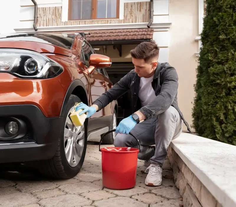 Lavage auto à domicile Longeville-lès-Saint-Avold : professionnel intervenant sur un véhicule
